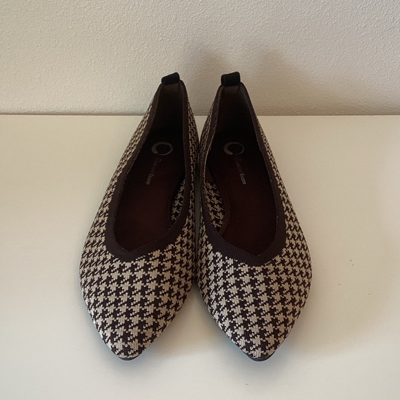 Journee Collection Stylish Houndstooth Flats - Picture 5 of 7